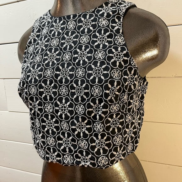 ❣️MAEVE Anthropologie Crop Top Brodé Noir et Blanc (Taille 6) - Picture 2 of 10